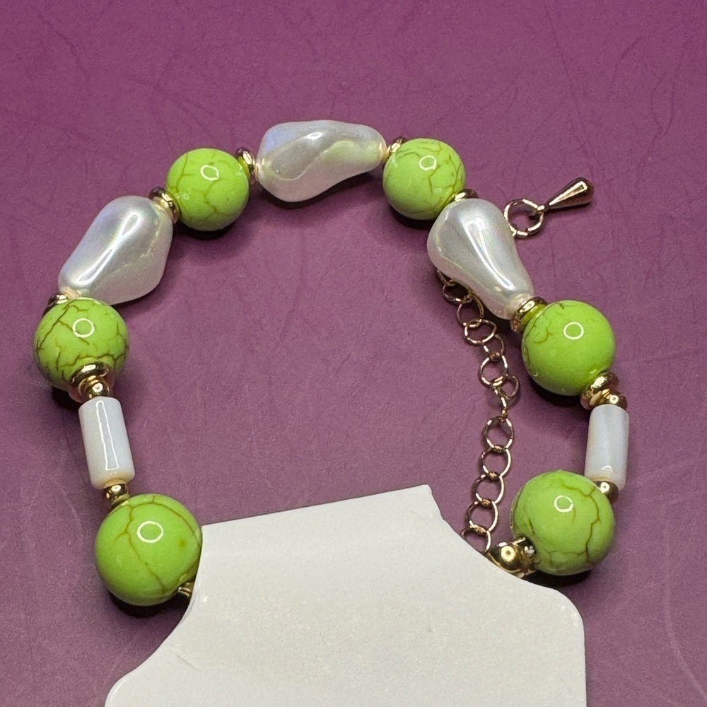 White Shell Pearl, Constituted Green Howlite
Beaded Bracelet (7-9ln)